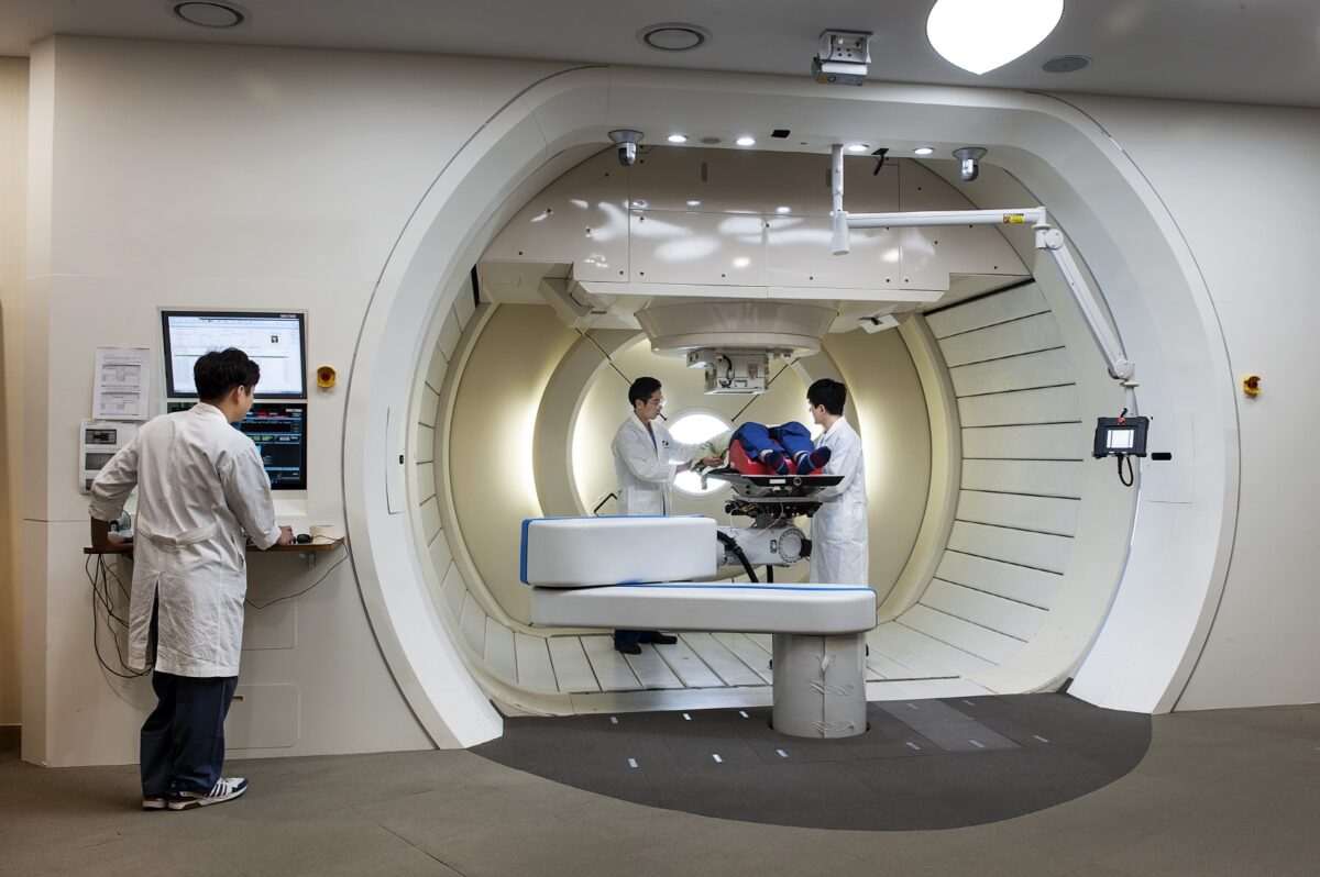 Fibrosis pulmonar y cáncer de pulmón: los efectos adversos pulmonares graves bajan a menos de 1 de cada 10 incluso con protonterapia