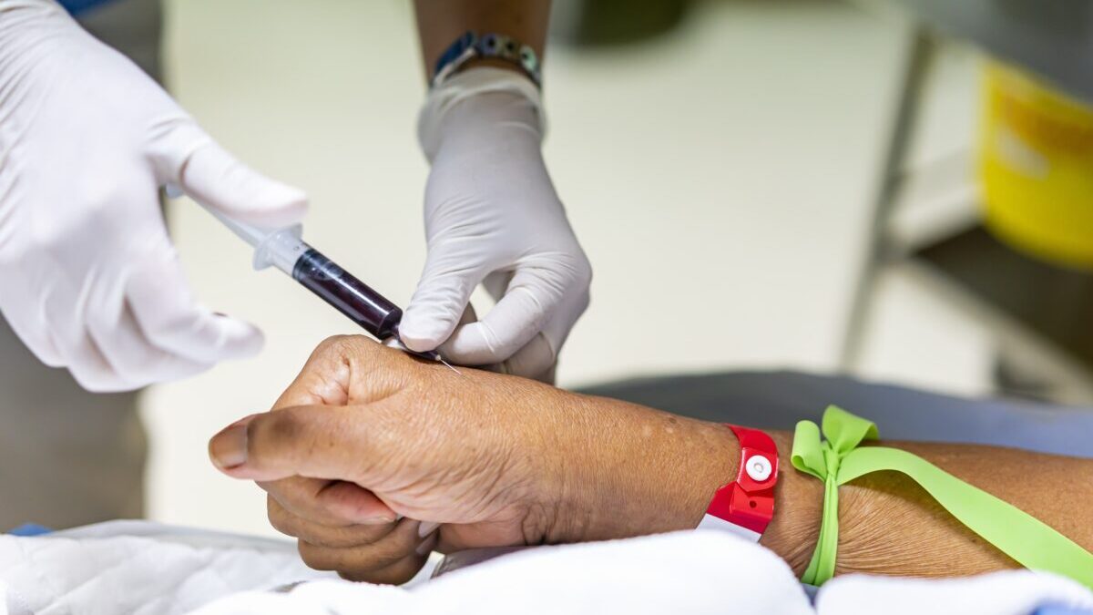 Memoria intacta, pero el cerebro ya muestra huellas de alzhéimer: baja una «proteína» en sangre