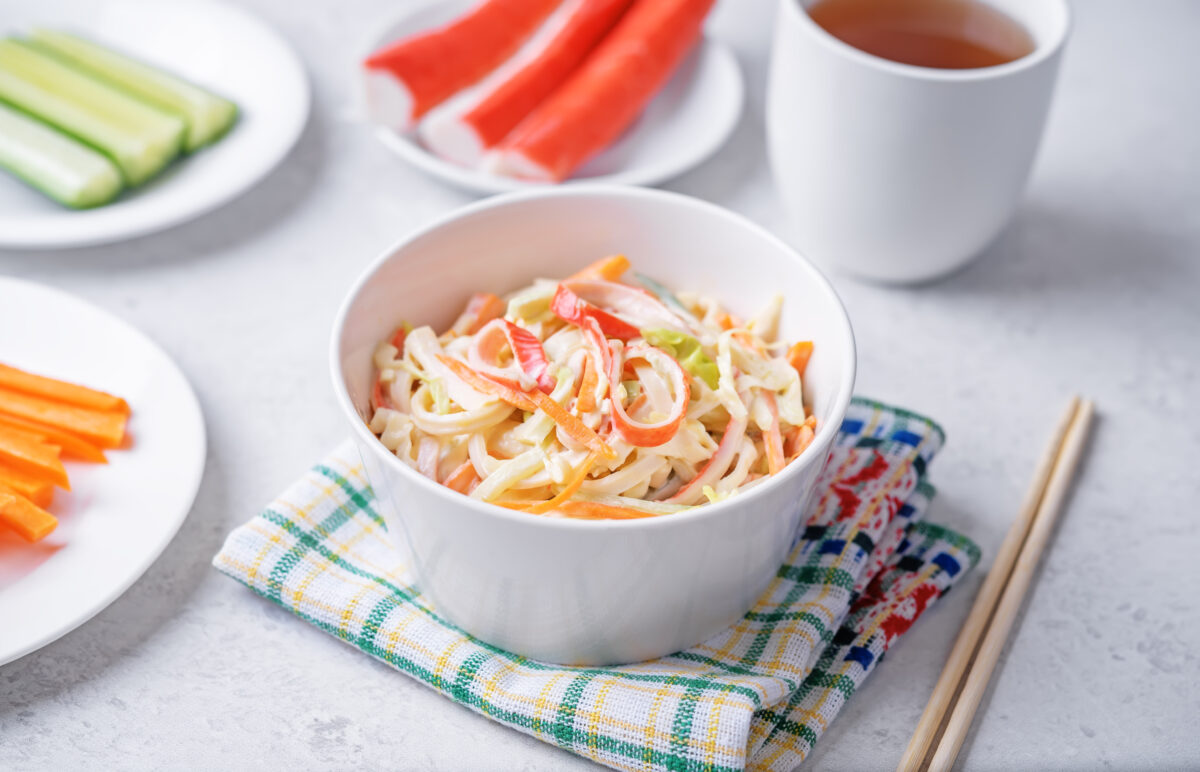 ¿Una guarnición con muchas verduras y aun así aumenta la grasa abdominal? La ensalada de surimi que tienes en la nevera