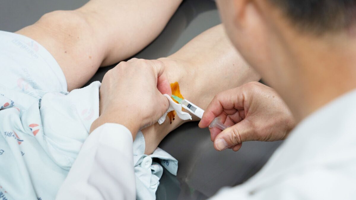 Un seguimiento de un año en artrosis de rodilla moderada: la inyección autóloga derivada de grasa reduce la progresión